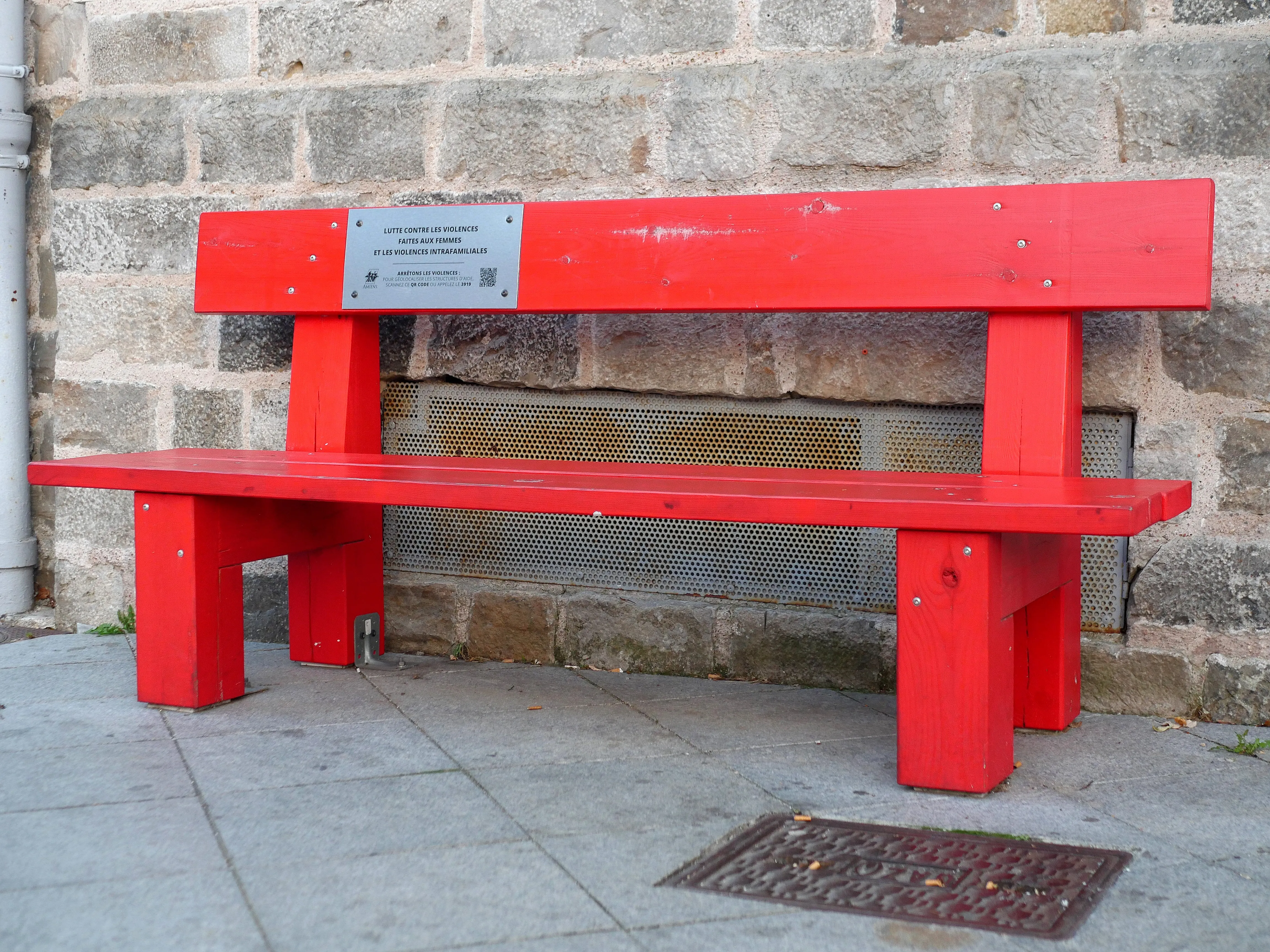 DES BANCS ROUGES POUR AIDER