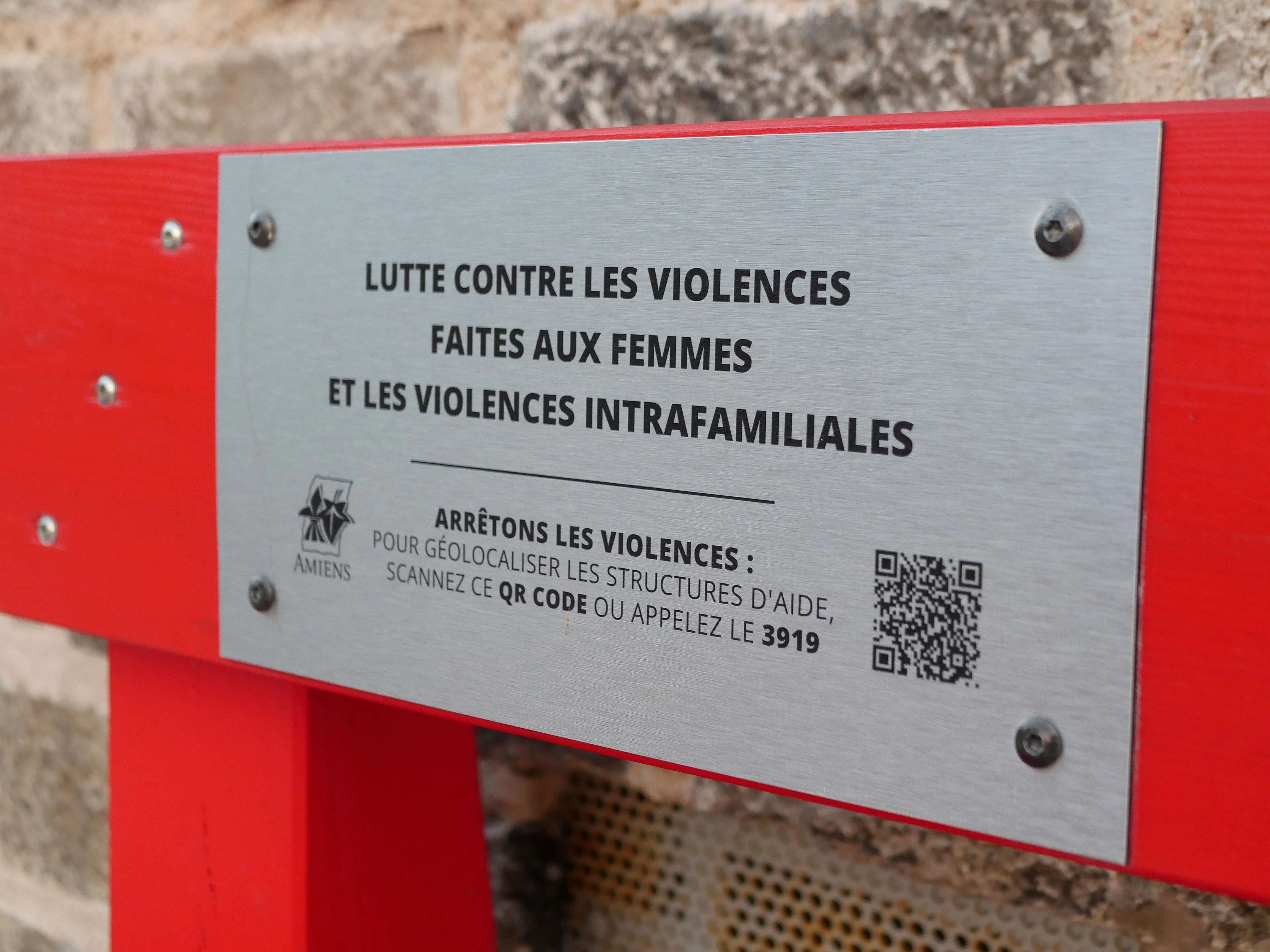 DES BANCS ROUGES POUR AIDER