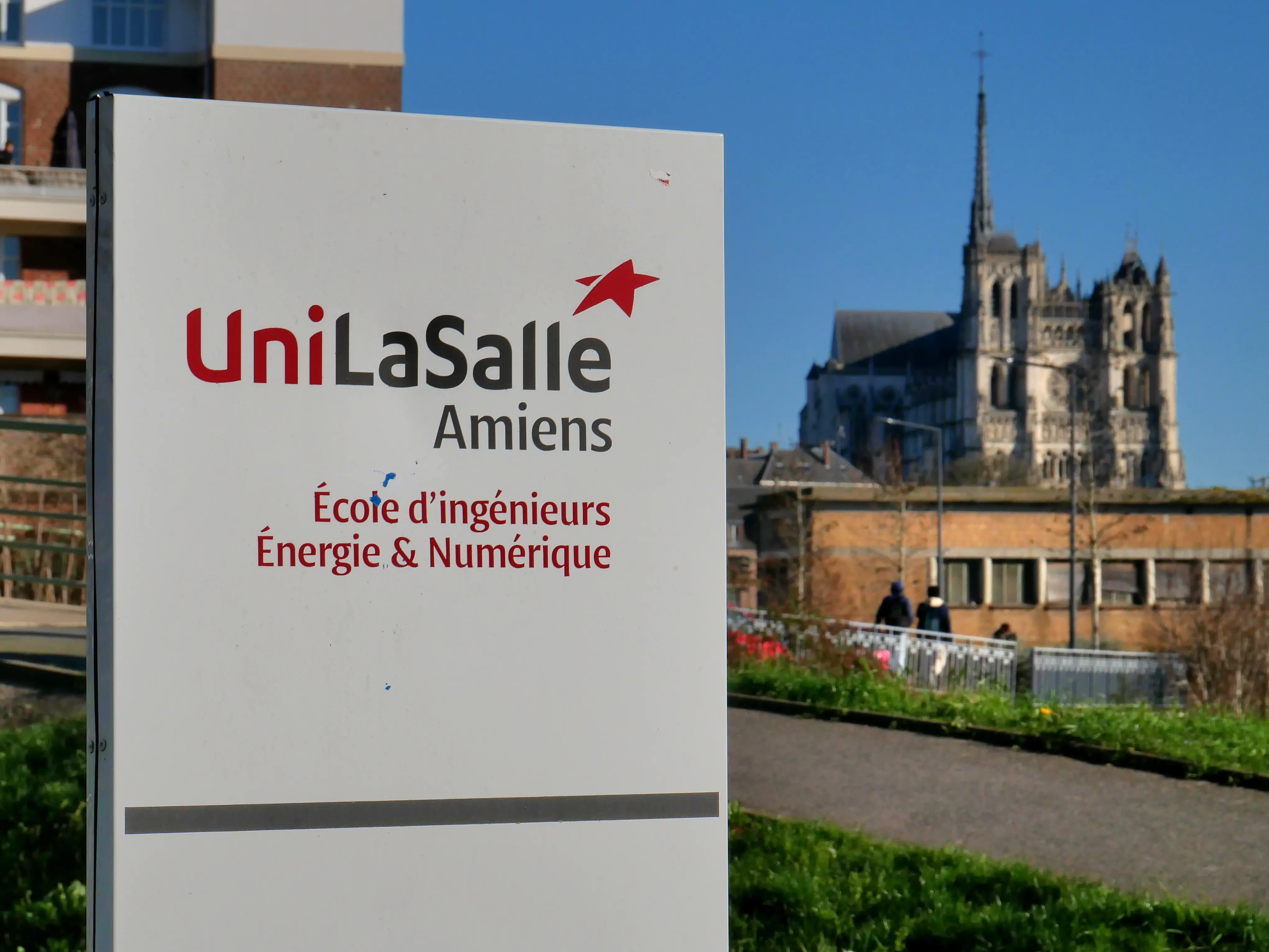 UNE SOUCOUPE POUR LES INGÉNIEURS