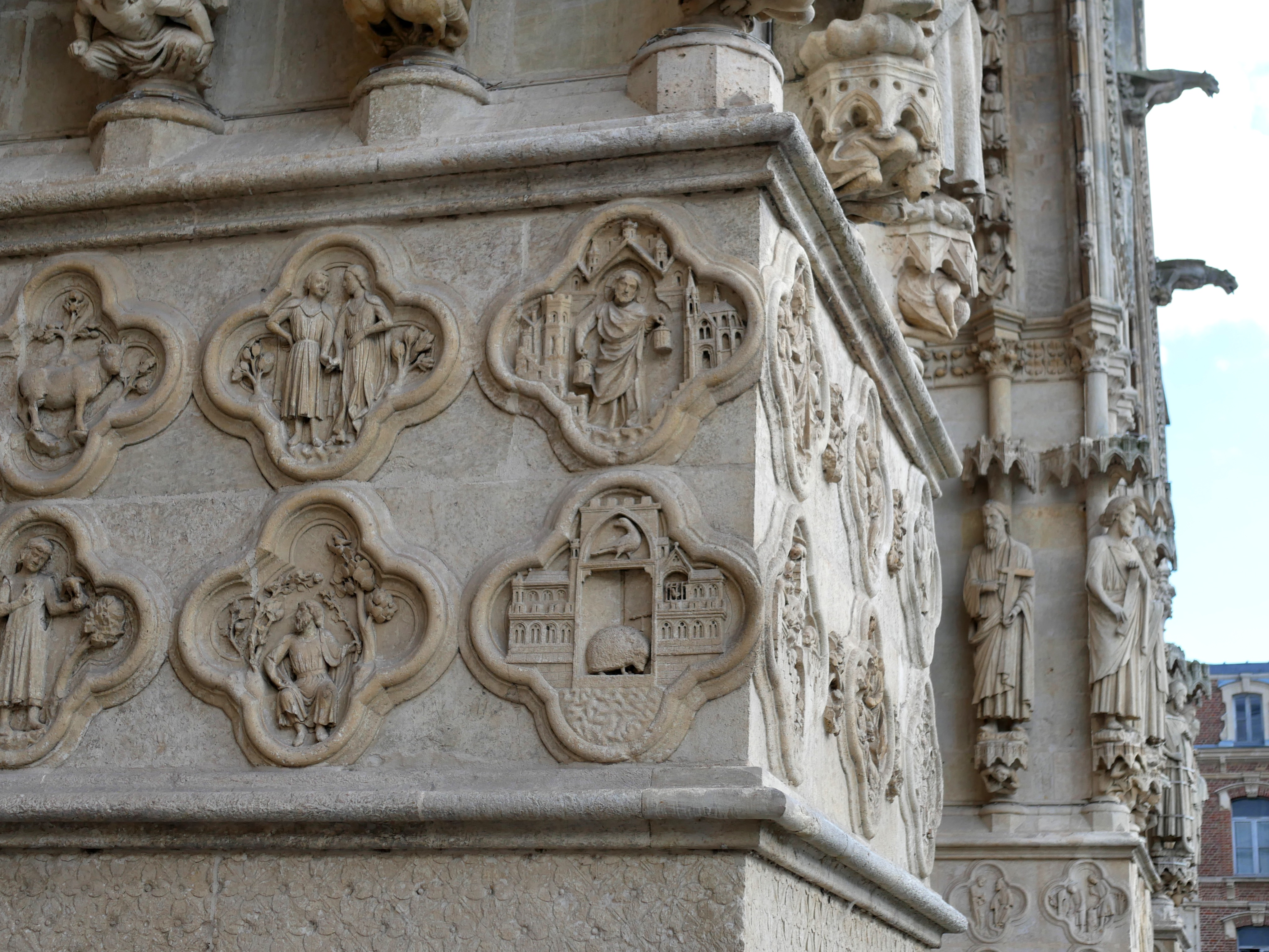 LES SIGNES DU ZODIAQUE... EN PIERRE