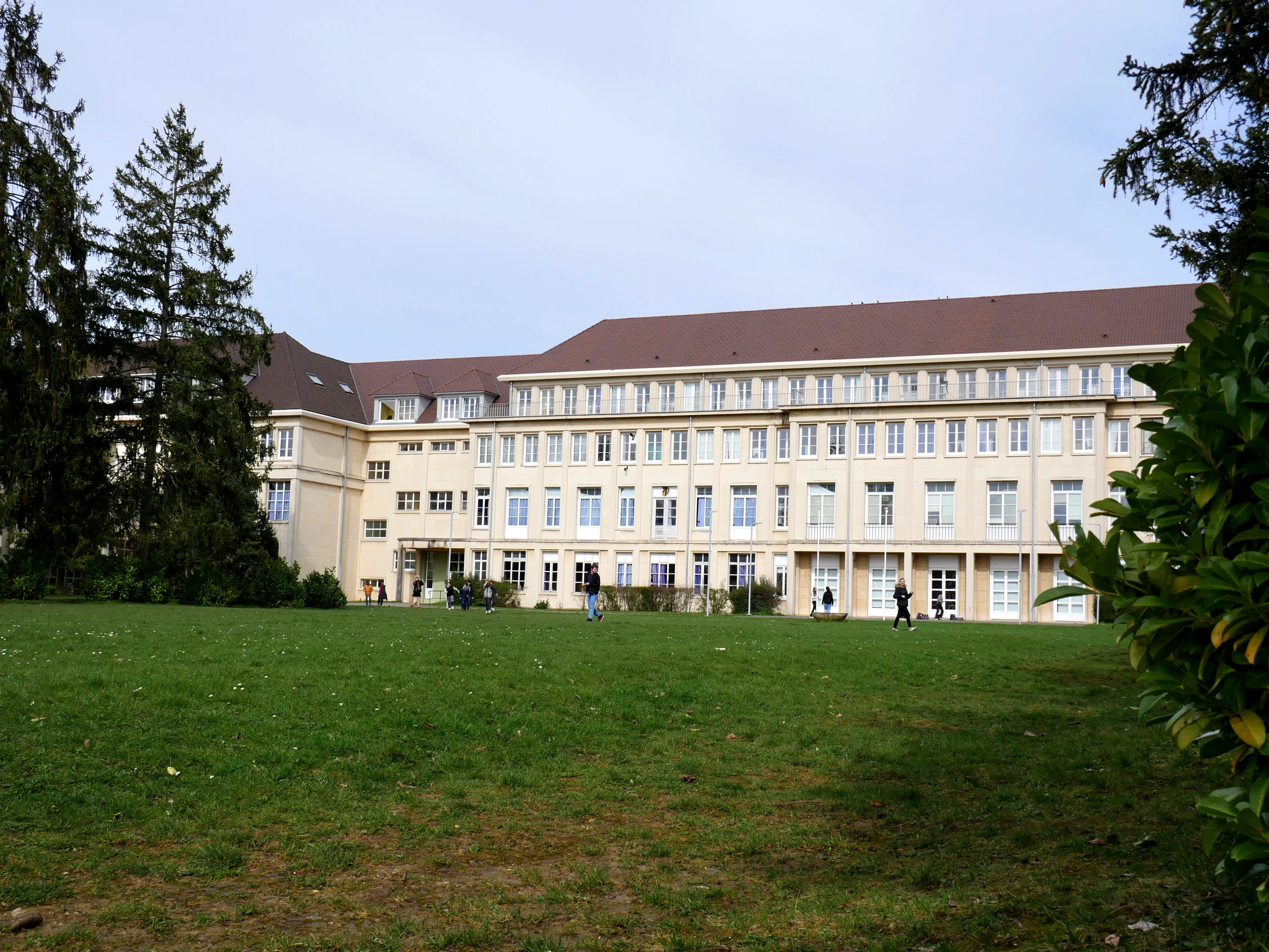 UN ÉTABLISSEMENT DE RENOM