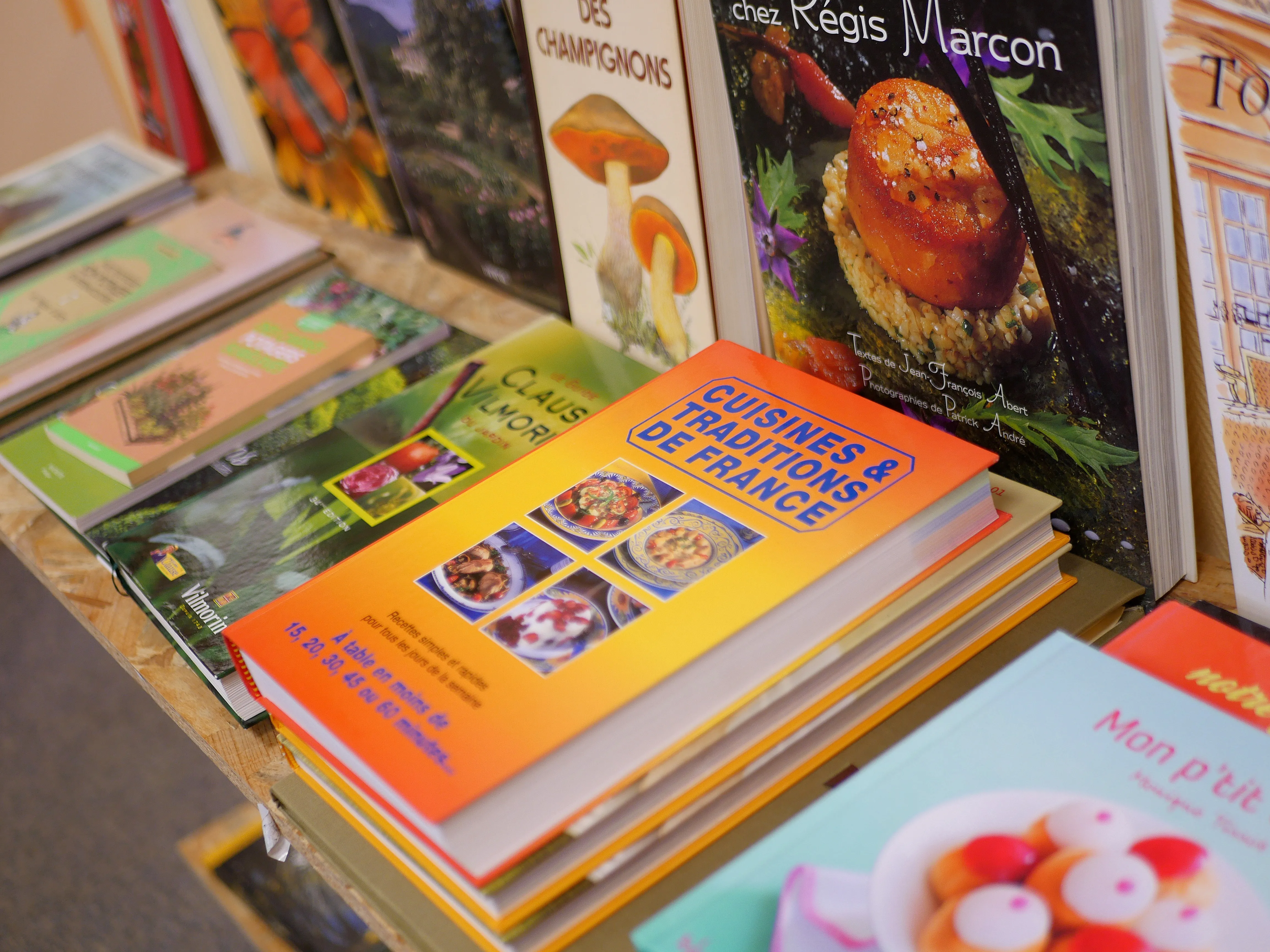 Une librairie solidaire et friperie engagée