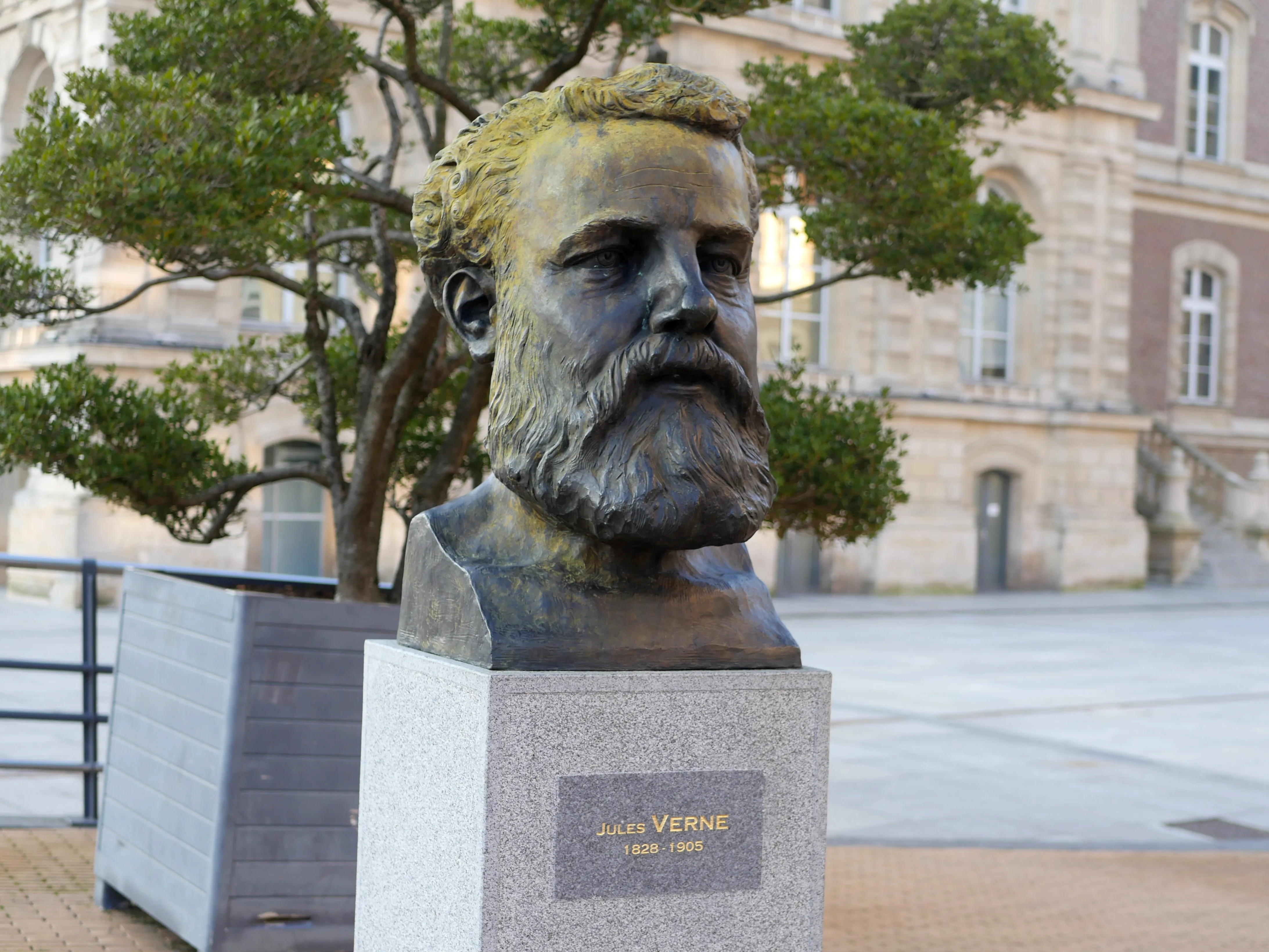 Une façade et une cour d'honneur qui valent le coup d’œil