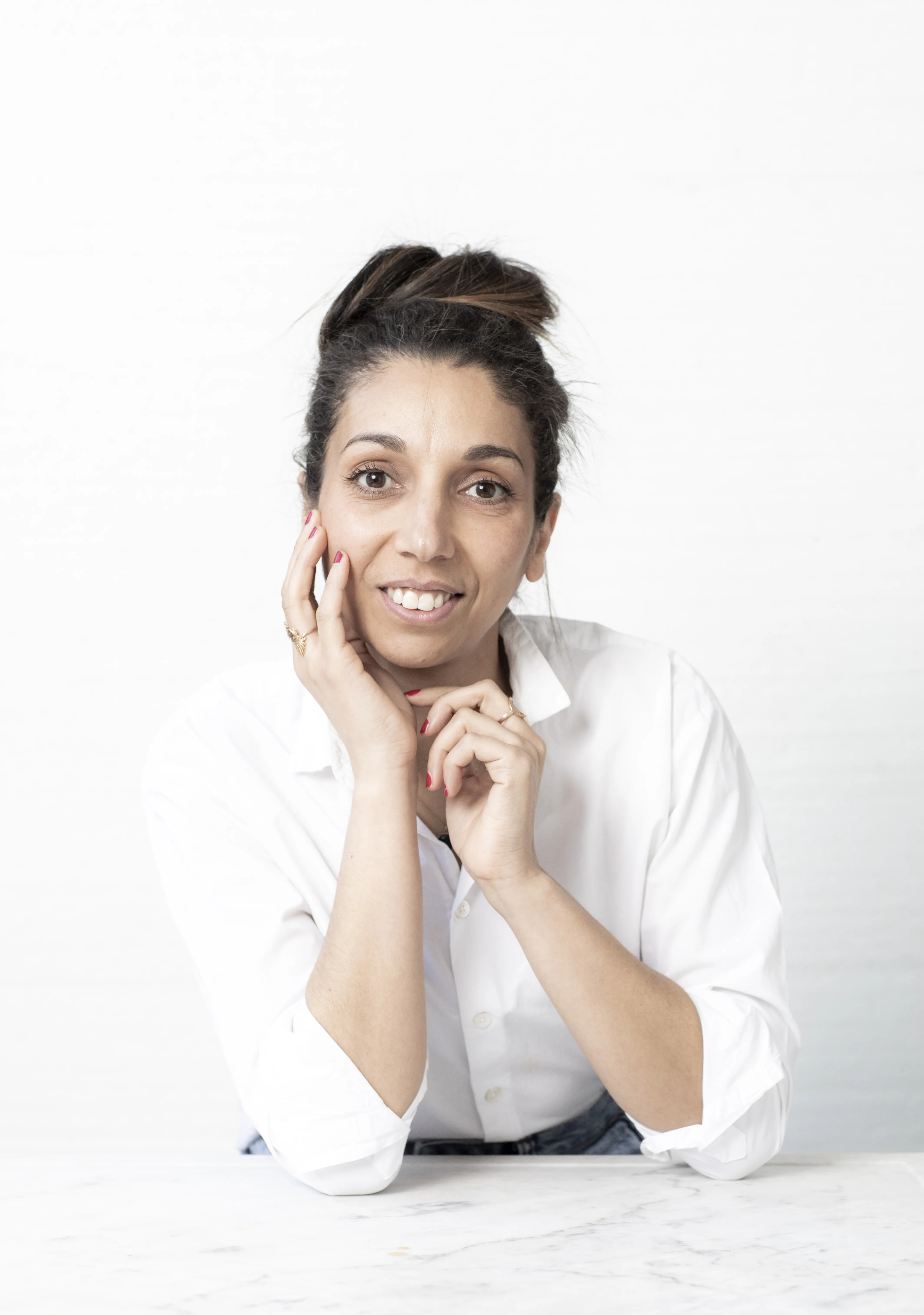 Mehdiya Kerairia en séance de dédicace à la librairie Martelle